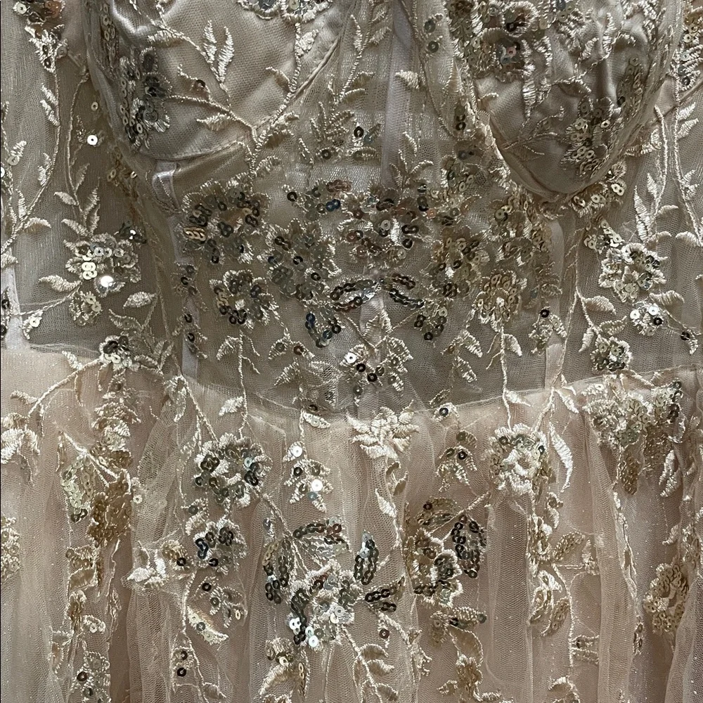 Elegant Cream Gown with Lace Details - Picture 3 of 8